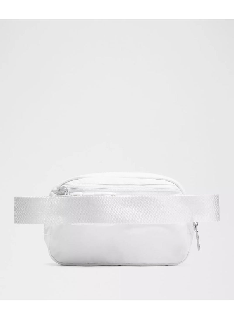 لولوليمون حقيبة حزام صغيرة الحجم في كل مكان، أساسية بدون استخدام اليدين مع جيوب بسحاب لتوفير الراحة أثناء التنقل، باللون الأبيض - Image 5